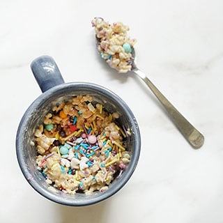 RICE KRISPIE TREAT IN A MUG -- Easy an easy, microwave dessert for one. Single serving of cereal treats with sprinkles when you have a craving. #mugrecipes #ricekrispietreats #nobakedessert #cerealtreats