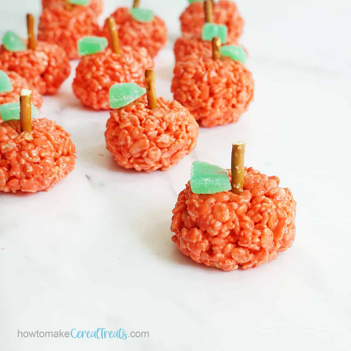 apple rice krispie treats for back to school or to celebrate fall