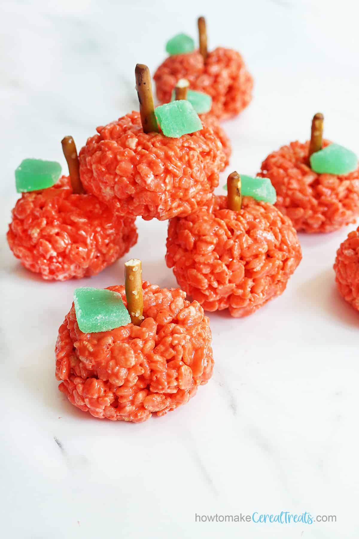 back to school treat idea: Rice Krispie Treats shaped like apples 