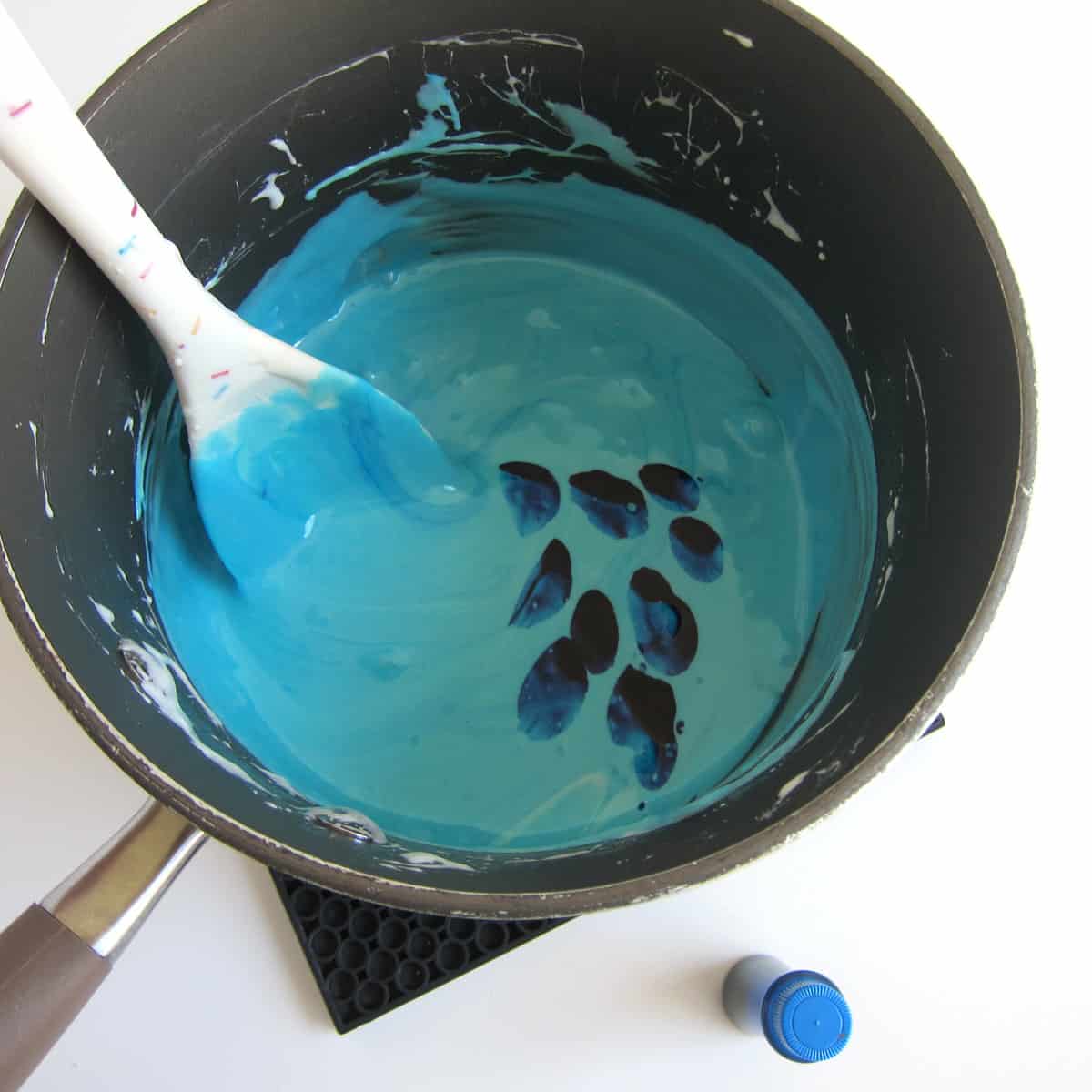 Make the blue marshmallows dark blue by adding more drops of blue food coloring.