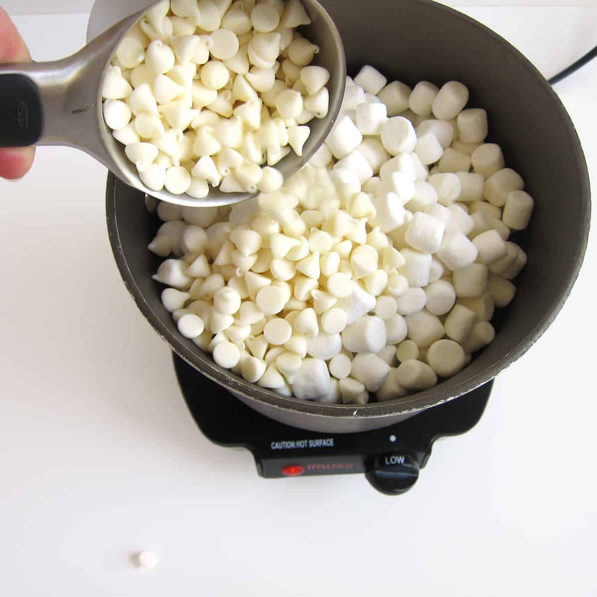 Pour white chocolate chips over the mini marshmallows.